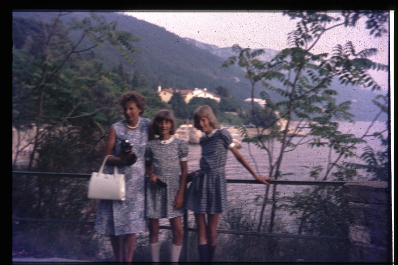 28.Miramare jul 1975 Mama,Brigitte,Marion.JPG